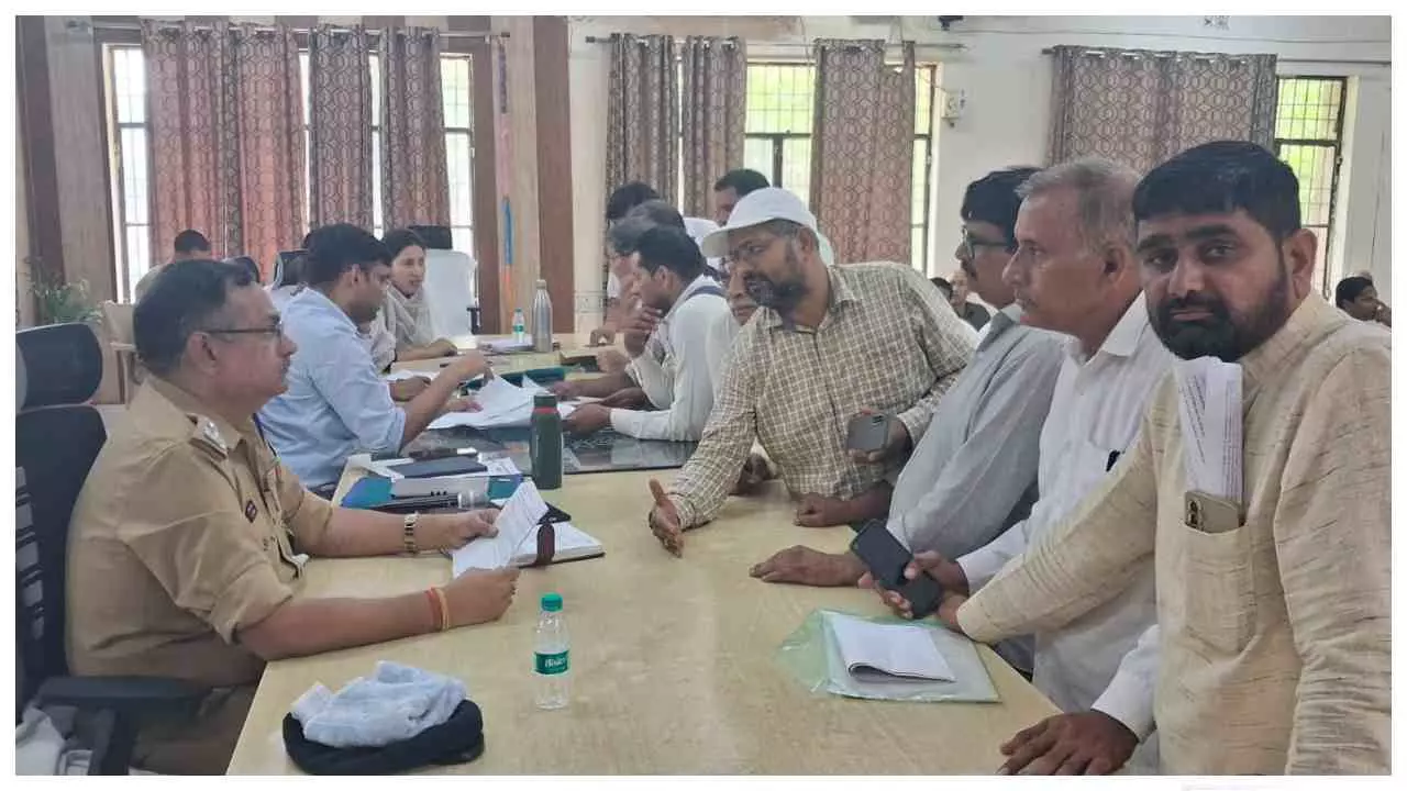 Aligarh News : खैर समाधान दिवस में अफसरों ने सुनीं शिकायतें, 7 दिन में निस्तारण के निर्देश