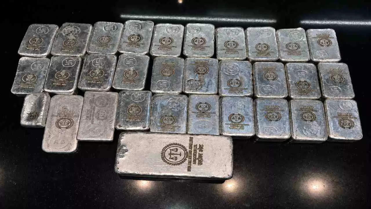 Ram Mandir Scam: रामलला के खजाने से 60 किलो चांदी की शिलाएं और हार गायब! टिन्नू यादव का बयान सुन सन्न हुई SIT