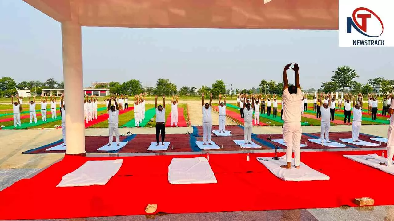 Shravasti: पुलिस लाइन में आयोजित योग शिविर, अधिकारियों और कर्मचारियों ने सीखे स्वस्थ जीवन के मंत्र