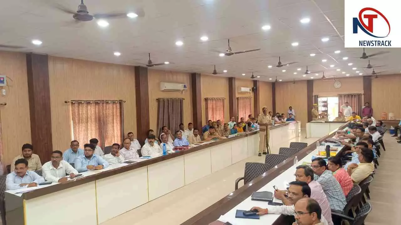 Etah News: एटा में समाधान दिवस: डीएम-एसएसपी ने सुनी शिकायतें, 12 मामलों का मौके पर हुआ निस्तारण