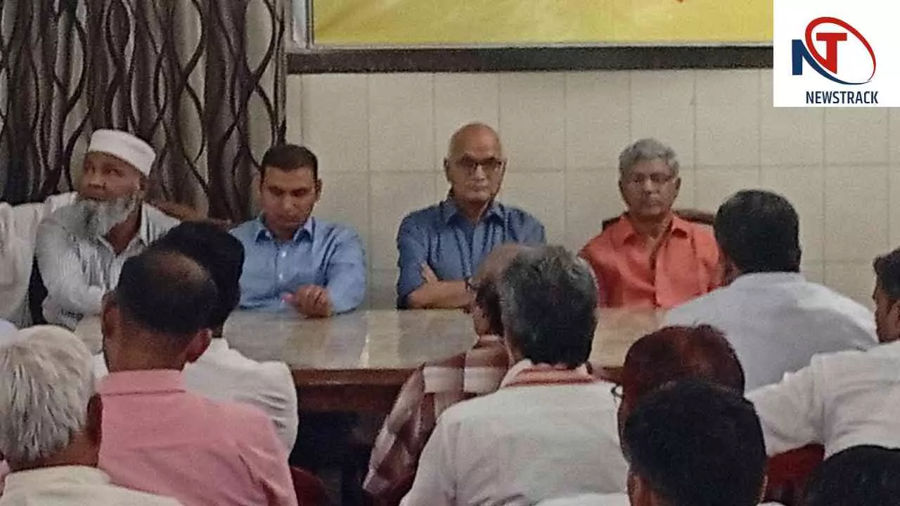 Sonbhadra News: आउटसोर्स पोर्टल बना नई छंटनी का हथियार? संविदाकर्मियों की रोजी-रोटी पर मंडराया संकट