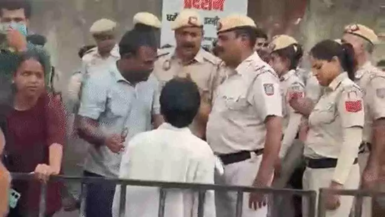 NEET Paper Leak: जंतर-मंतर पर CJP के प्रदर्शन को हटाने पहुंची दिल्ली पुलिस, शिक्षा मंत्री के इस्तीफे तक डटे रहने का ऐलान NEET Paper Leak: जंतर-मंतर पर CJP के प्रदर्शन को हटाने पहुंची दिल्ली पुलिस, शिक्षा मंत्री के इस्तीफे तक डटे रहने का ऐलान