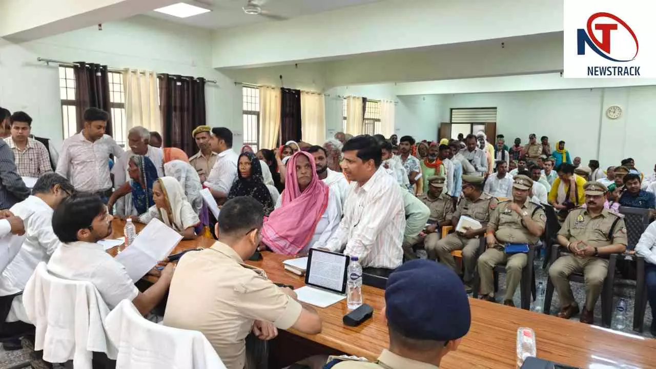 Chandauli News : समाधान दिवस में DM-SP ने सुनीं समस्याएं, लापरवाही पर कार्रवाई की चेतावनी