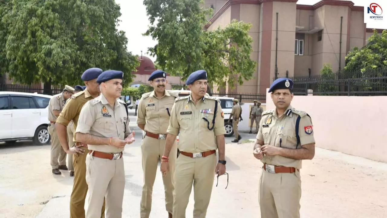 Aligarh: वीवीआईपी दौरे से पहले पुलिस अलर्ट, सुरक्षा व्यवस्था की एडीजी-डीआईजी-एसएसपी ने समीक्षा की Aligarh: वीवीआईपी दौरे से पहले पुलिस अलर्ट, सुरक्षा व्यवस्था की एडीजी-डीआईजी-एसएसपी ने समीक्षा की