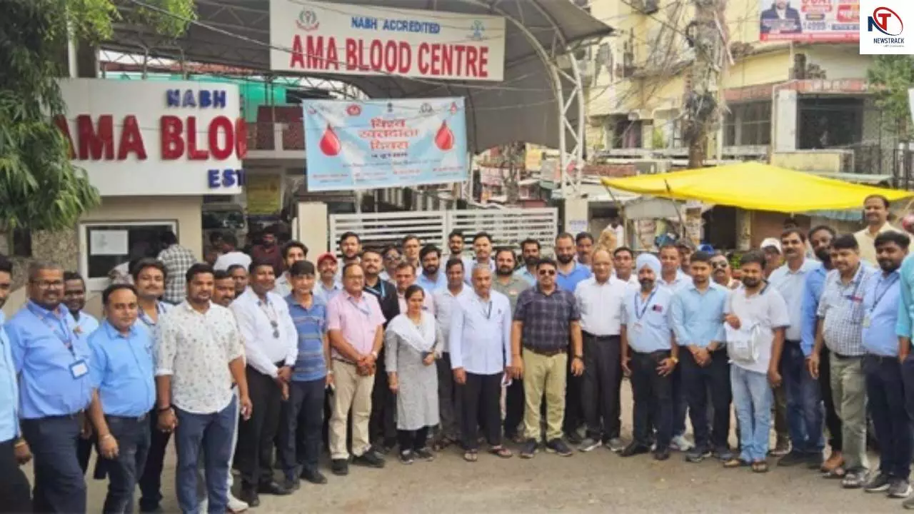 Prayagraj News: लोको पायलटों ने रक्तदान कर पेश की मानवता की मिसाल, स्वैच्छिक शिविर में लिया हिस्सा