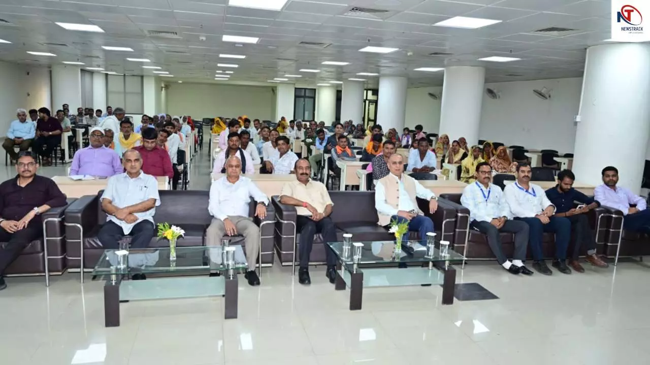 Jhansi News:कृषि विश्वविद्यालय में पीएम किसान 23वीं किस्त का लाइव प्रसारण, किसानों ने देखा कार्यक्रम