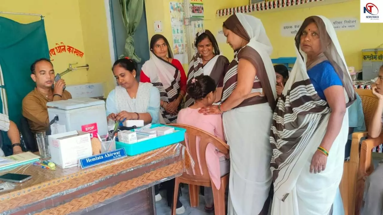 Jhansi News: 664 बालिकाओं को लगी HPV वैक्सीन, सर्वाइकल कैंसर से बचाव के लिए स्वास्थ्य विभाग का विशेष