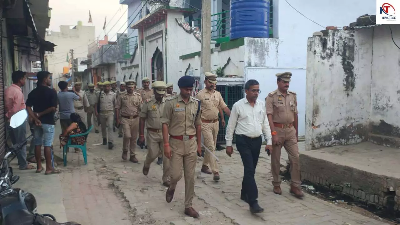 Shravasti News: मोहर्रम से पहले पीस कमेटी बैठक, पुलिस-पीएसी ने किया रूट मार्च और ड्रोन से निगरानी Shravasti News: मोहर्रम से पहले पीस कमेटी बैठक, पुलिस-पीएसी ने किया रूट मार्च और ड्रोन से निगरानी