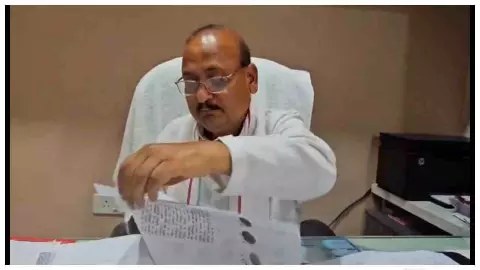 Barabanki News: जमीन विवाद में फंसे भाजपा MLC अंगद सिंह, प्रॉपर्टी डीलर ने लगाए गंभीर आरोप Barabanki News: जमीन विवाद में फंसे भाजपा MLC अंगद सिंह, प्रॉपर्टी डीलर ने लगाए गंभीर आरोप