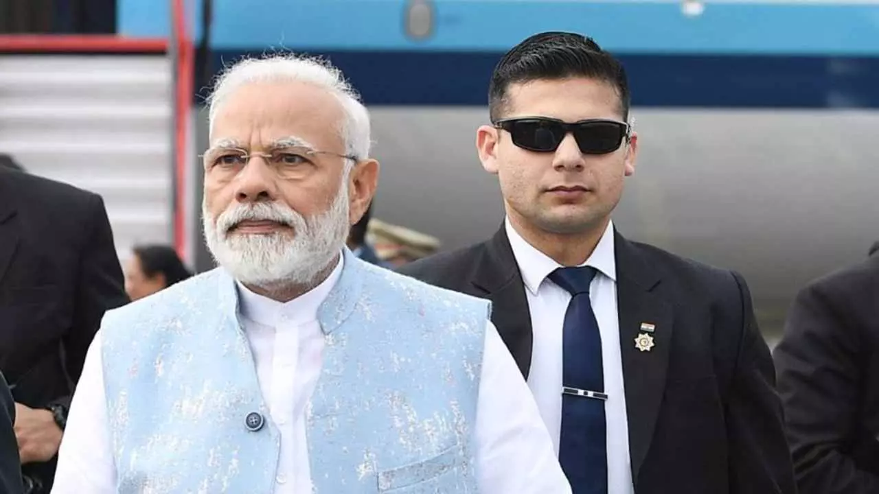 पहली बार एयरपोर्ट 45 मिनट तक रुके PM मोदी, देशभर में बटोरी सुर्खियां, जानिए वजह