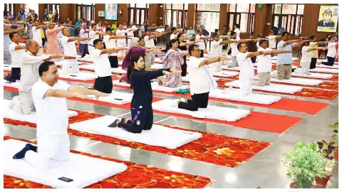 Hapur News: योग दिवस पर हापुड़ में मंत्री, डीएम और एसपी ने किया सामूहिक योगाभ्यास Hapur News: योग दिवस पर हापुड़ में मंत्री, डीएम और एसपी ने किया सामूहिक योगाभ्यास