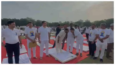 Firozabad News: योग दिवस पर फिरोजाबाद में मंत्री योगेंद्र उपाध्याय ने किया योगाभ्यास Firozabad News: योग दिवस पर फिरोजाबाद में मंत्री योगेंद्र उपाध्याय ने किया योगाभ्यास