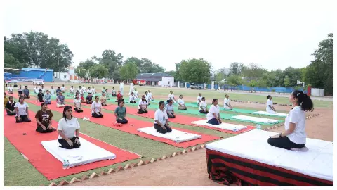 Jhansi News: लिस लाइन में योग दिवस पर महिलाओं और बच्चों संग हुआ सामूहिक योगाभ्यास Jhansi News: लिस लाइन में योग दिवस पर महिलाओं और बच्चों संग हुआ सामूहिक योगाभ्यास