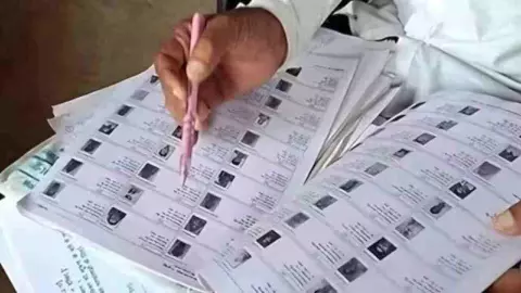 UP Voter List: यूपी मतदाता सूची में 35% नए मुस्लिम वोटर? सच या फर्जीवाड़ा? UP Voter List: यूपी मतदाता सूची में 35% नए मुस्लिम वोटर? सच या फर्जीवाड़ा?