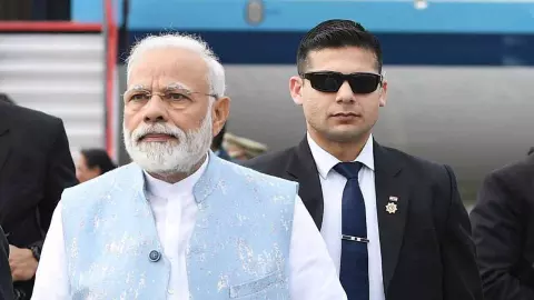 पहली बार एयरपोर्ट 45 मिनट तक रुके PM मोदी, देशभर में बटोरी सुर्खियां, जानिए वजह