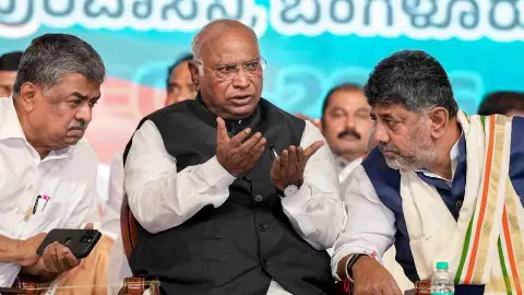 Karnataka Congress: तुम लोग निकम्मे हो...,  DK-DK के नारों पर भड़के मल्लिकार्जुन खड़गे, कांग्रेस कार्यकर्ताओं को दी कार्रवाई की चेतावनी