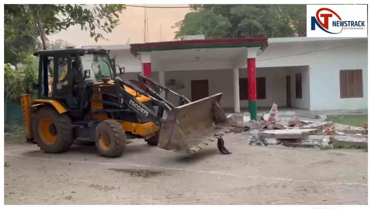 Sitapur News: सपा कार्यालय पर गरजा बुलडोजर, छह मशीनों से ध्वस्त हुई इमारत
