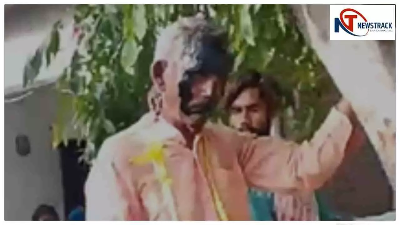 Kasganj News: वृद्ध का मुंह काला कर पहनाई जूतों की माला, मारपीट का वीडियो वायरल