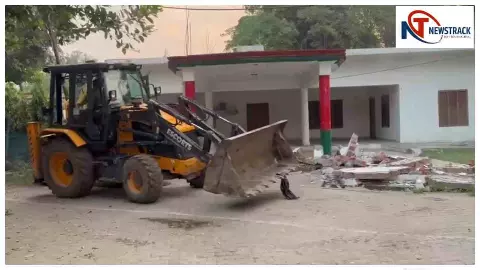 Sitapur News: सपा कार्यालय पर गरजा बुलडोजर, छह मशीनों से ध्वस्त हुई इमारत Sitapur News: सपा कार्यालय पर गरजा बुलडोजर, छह मशीनों से ध्वस्त हुई इमारत