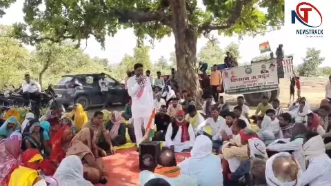 Prayagraj News: मकदुम्म पहाड़ और मोर संरक्षण की मांग को लेकर असवां गांव में धरना शुरू Prayagraj News: मकदुम्म पहाड़ और मोर संरक्षण की मांग को लेकर असवां गांव में धरना शुरू