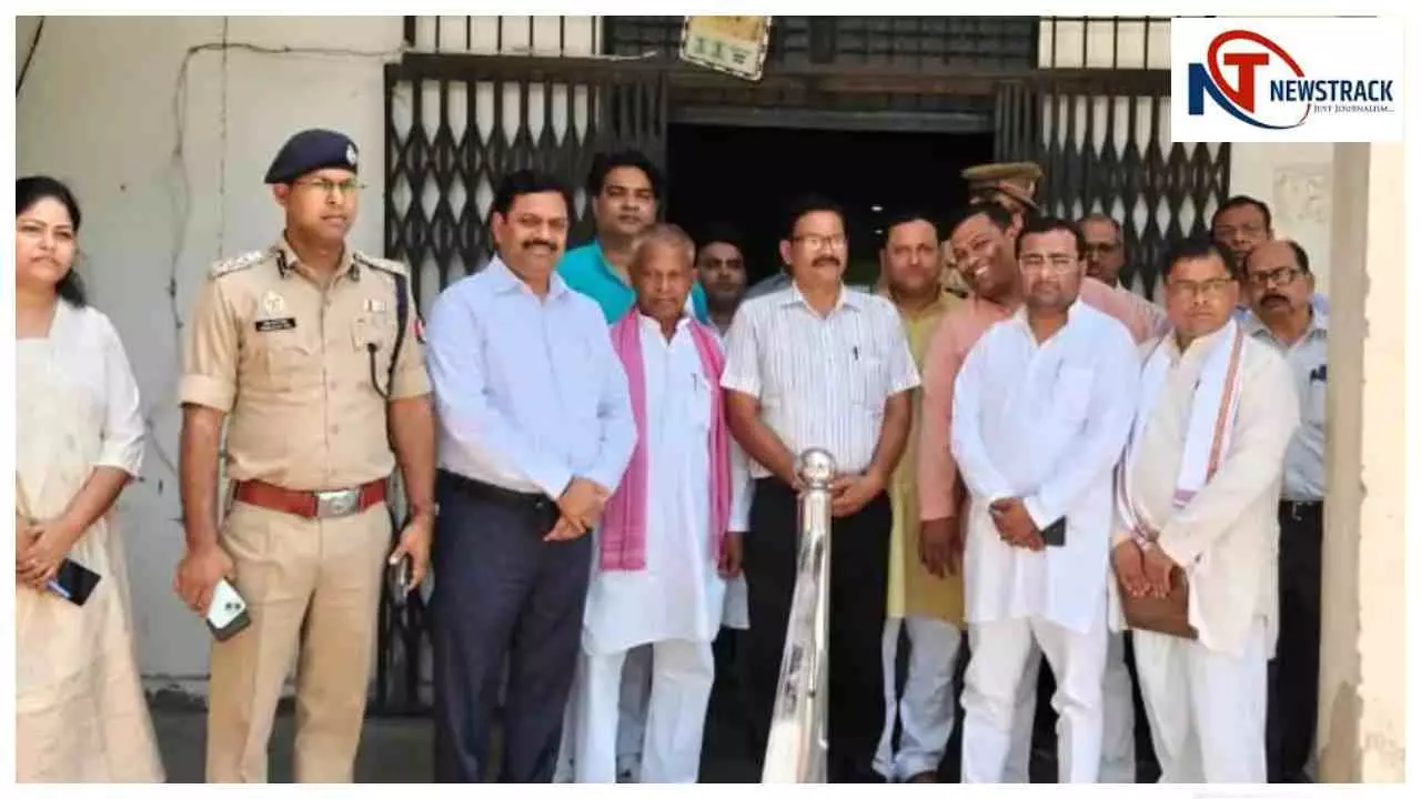 Mainpuri News: चुनावी तैयारियों के बीच सुरक्षा व्यवस्था की समीक्षा, अधिकारियों को दिए सख्त निर्देश*
