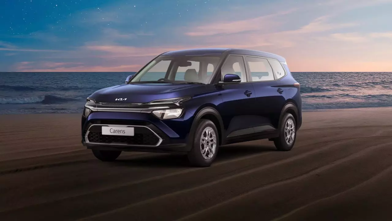 Kia Carens Sale 2026 cross 3 lakh units best 7 seater family car in India