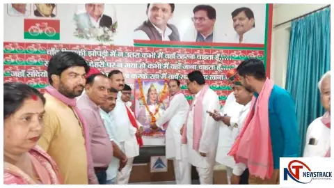 Etawah सपा कार्यालय में गूंजी वीरता की गाथा, महारानी दुर्गावती को दी श्रद्धांजलि, लखनऊ हादसे पर शोक