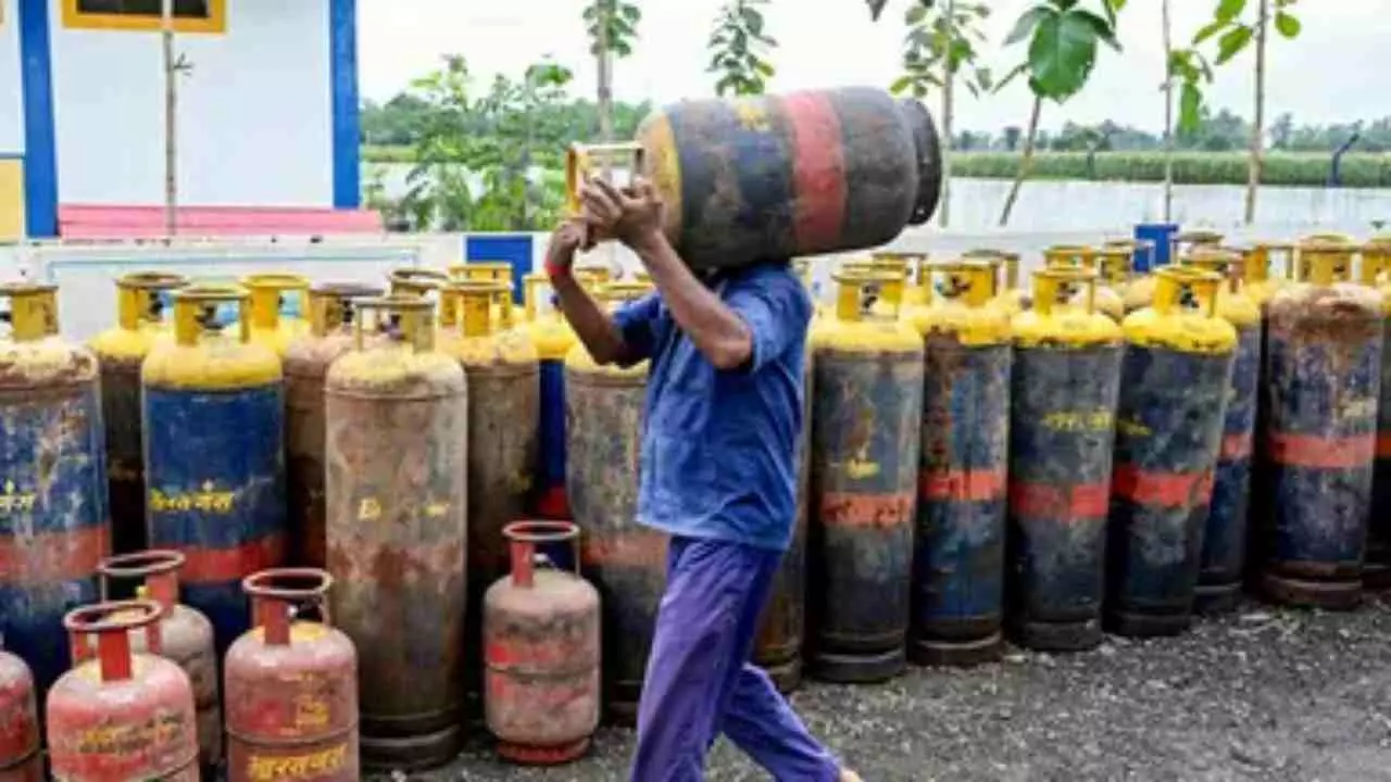 LPG Supply:  बड़ी राहत! सरकार ने कमर्शियल LPG सप्लाई पर लगी सभी पाबंदियां हटाईं