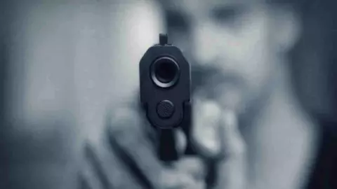 Darbhanga Muharram Clash: दरभंगा में मुहर्रम पर खूनी बवाल, ASI को मारी गोली, गुस्साई भीड़ ने हमलावर को पीट-पीटकर मारा Darbhanga Muharram Clash: दरभंगा में मुहर्रम पर खूनी बवाल, ASI को मारी गोली, गुस्साई भीड़ ने हमलावर को पीट-पीटकर मारा