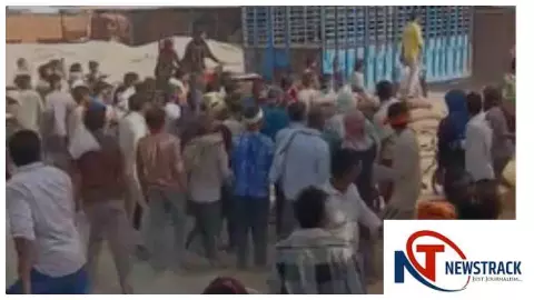Hathras News: खुद को घिरता देख आढ़तिया ने की हवाई फायरिंग, मची भगदड़ Hathras News: खुद को घिरता देख आढ़तिया ने की हवाई फायरिंग, मची भगदड़