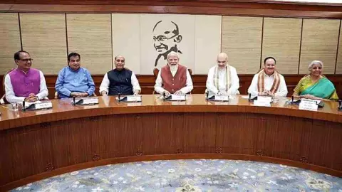 Modi Cabinet Reshuffle: धर्मेंद्र प्रधान की छुट्टी, सीतारमण से छिनेगा वित्त मंत्रालय? कौन-कौन हो सकता है मोदी कैबिनेट से इन-आउट