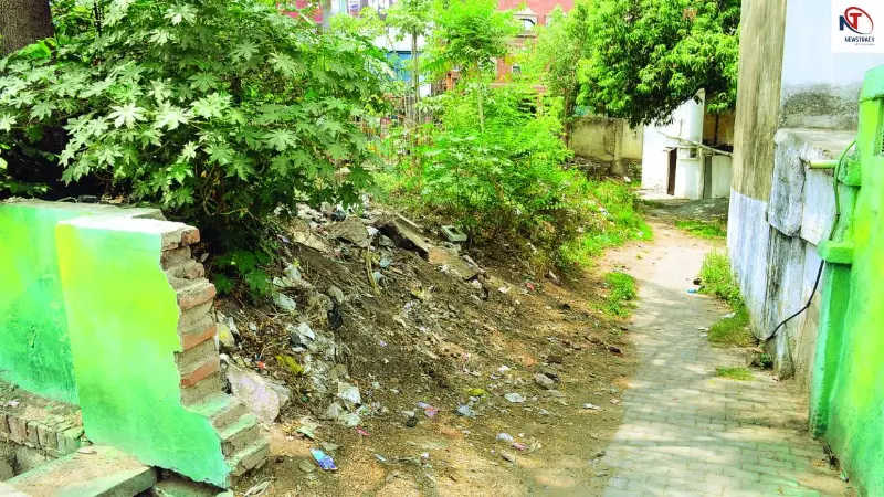 Jhansi News: पुलिस कॉलोनी: गंदगी के बीच रहने को मजबूर पुलिस परिवार