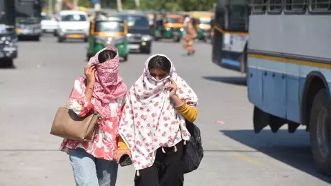 Delhi-NCR में उमस का भयंकर टॉर्चर! हीट इंडेक्स 50°C के पार, राजधानी समेत 7 राज्यों में आगे बढ़ा मानसून Delhi-NCR में उमस का भयंकर टॉर्चर! हीट इंडेक्स 50°C के पार, राजधानी समेत 7 राज्यों में आगे बढ़ा मानसून