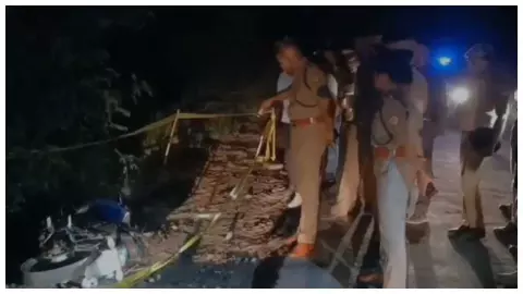Kasganj News: पुलिस मुठभेड़ में तीन आरोपी गिरफ्तार, एक घायल, बाइक बरामद