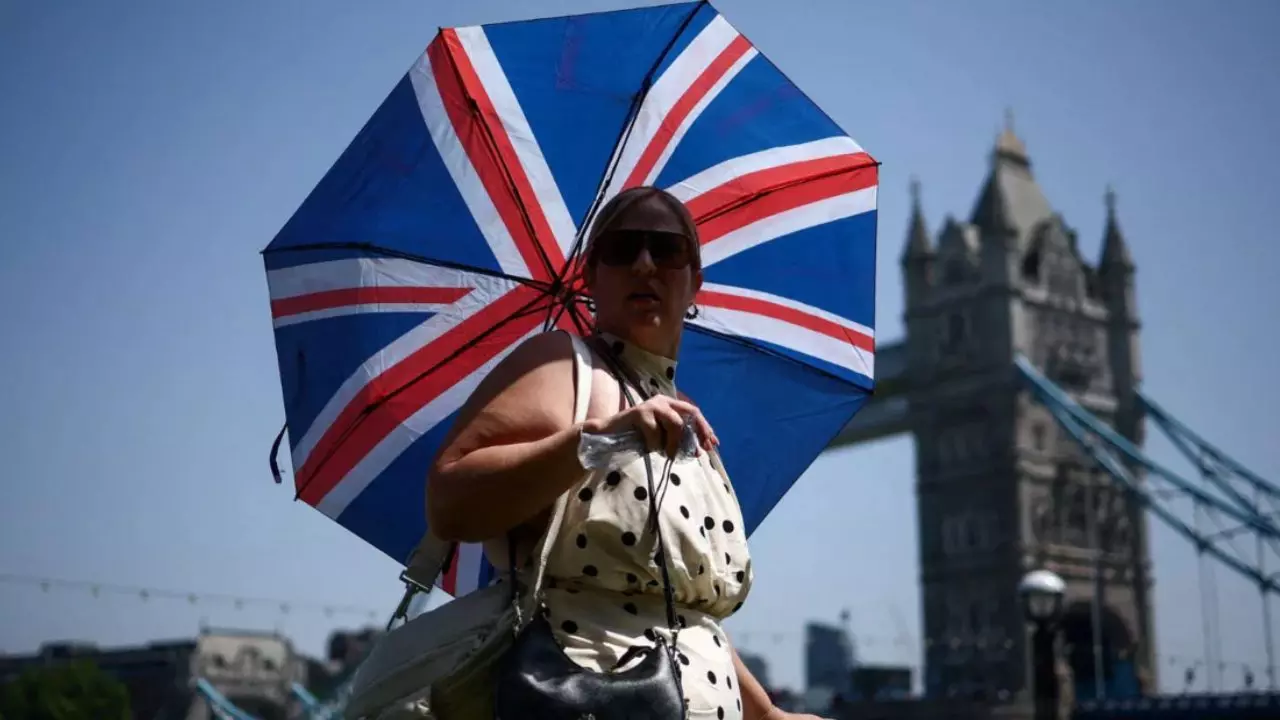 UK Heatwave 2026 Why Britain Is Advising People to Avoid AC Despite 40°C Heat? UK Heatwave 2026 Why Britain Is Advising People to Avoid AC Despite 40°C Heat?