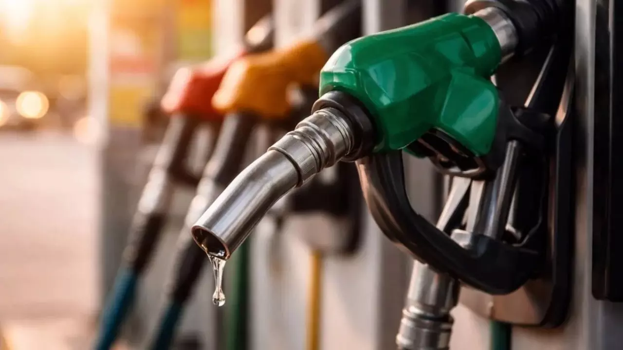 Crude Oil Impact on Petrol Diesel Prices: 72 डॉलर पर आ गया कच्चा तेल, फिर क्यों नहीं घट रहे पेट्रोल-डीजल के दाम? जानिए वजह Crude Oil Impact on Petrol Diesel Prices: 72 डॉलर पर आ गया कच्चा तेल, फिर क्यों नहीं घट रहे पेट्रोल-डीजल के दाम? जानिए वजह