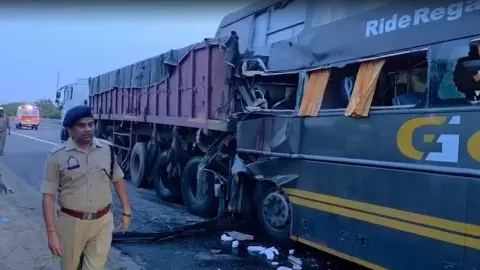 Yamuna Expressway पर आधी रात मौत का तांडव! ट्रेलर-वोल्वो बस की भयंकर टक्कर, 4 की मौत,19 घायल, Video Yamuna Expressway पर आधी रात मौत का तांडव! ट्रेलर-वोल्वो बस की भयंकर टक्कर, 4 की मौत,19 घायल, Video