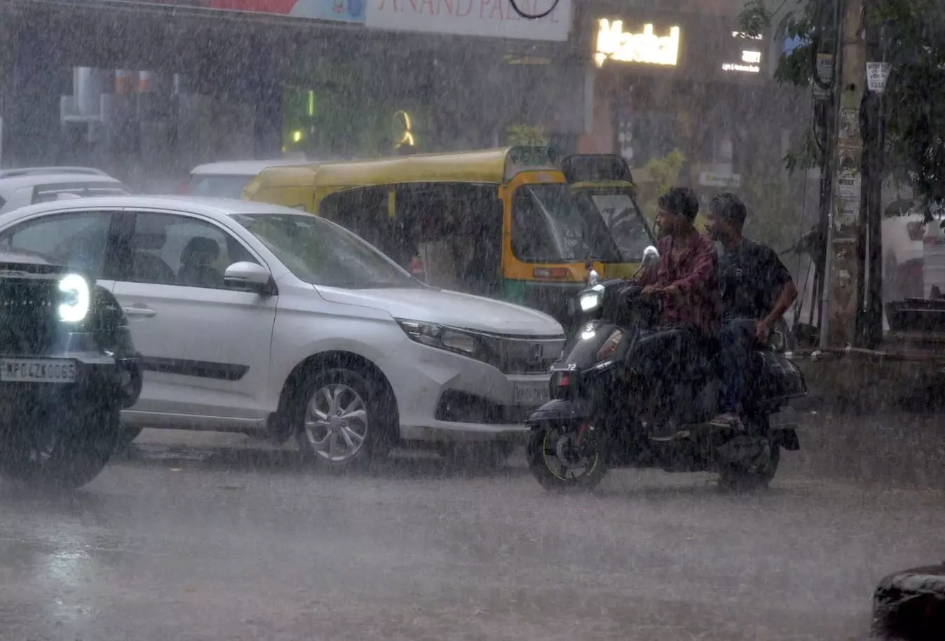 MP Weather Today: July शुरू होते ही मानसून ने पकड़ी रफ़्तार, होगी अति भारी वर्षा, 45 जिलों में गरज-चमक का अलर्ट MP Weather Today: July शुरू होते ही मानसून ने पकड़ी रफ़्तार, होगी अति भारी वर्षा, 45 जिलों में गरज-चमक का अलर्ट