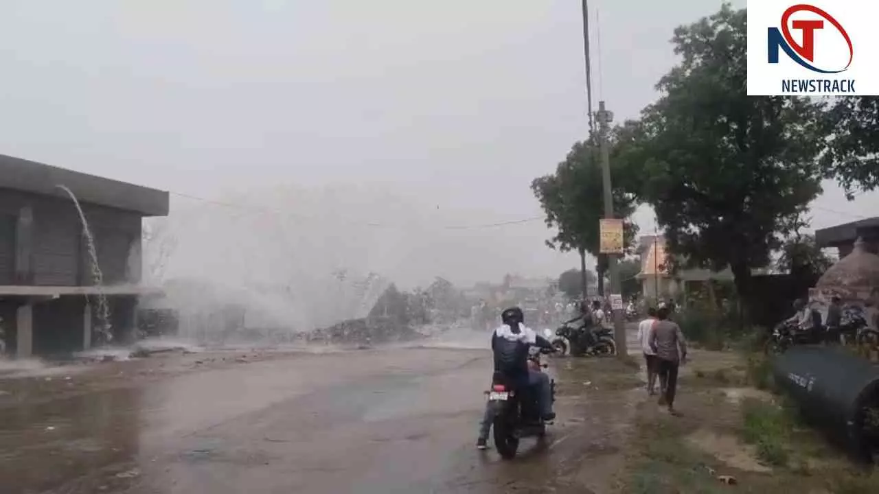 Mathura News: गंगाजल पाइपलाइन फटने से शेरगढ़ रोड पर जलभराव, दो घंटे तक यातायात रहा बाधित Mathura News: गंगाजल पाइपलाइन फटने से शेरगढ़ रोड पर जलभराव, दो घंटे तक यातायात रहा बाधित
