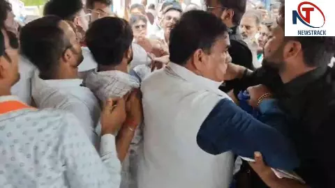 Kanpur News: कांग्रेस की स्वागत सभा में बवाल, पूर्व और वर्तमान जिलाध्यक्ष के समर्थक आपस में भिड़े Kanpur News: कांग्रेस की स्वागत सभा में बवाल, पूर्व और वर्तमान जिलाध्यक्ष के समर्थक आपस में भिड़े