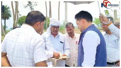 Sonbhadra News: डीएम ने खेत में उतरकर रोवर तकनीक से शुरू की जमीन की इंच-इंच पैमाइश मुहिम Sonbhadra News: डीएम ने खेत में उतरकर रोवर तकनीक से शुरू की जमीन की इंच-इंच पैमाइश मुहिम