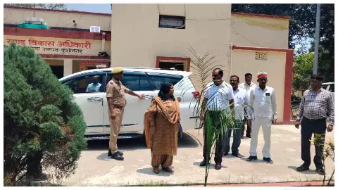 Kushinagar News : पौधारोपण की तैयारी अधूरी, सीडीओ ने चार कर्मियों पर कार्रवाई के दिए निर्देश