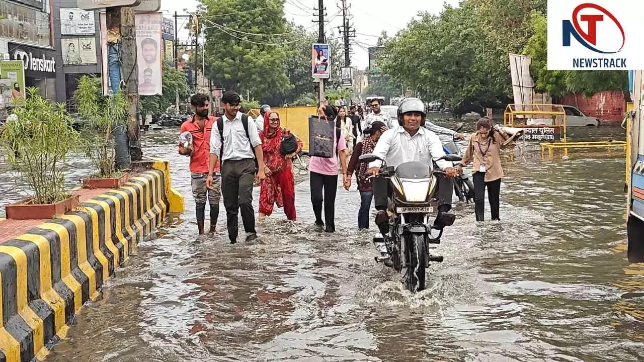 Mathura News: पहली बारिश में डूबा मथुरा, जलभराव और टूटी सड़कों ने नगर निगम की खोली पोल Mathura News: पहली बारिश में डूबा मथुरा, जलभराव और टूटी सड़कों ने नगर निगम की खोली पोल