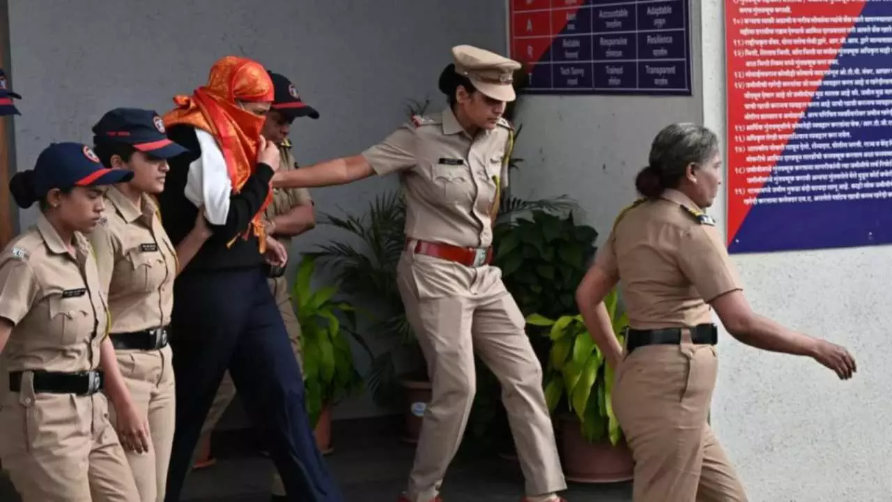 केतन मर्डर केस से उठने जा रहा पर्दा! 14 दिनों की न्यायिक हिरासत में सिया-चेतन, नई गिरफ्तारी से बढ़ा सस्पेंस केतन मर्डर केस से उठने जा रहा पर्दा! 14 दिनों की न्यायिक हिरासत में सिया-चेतन, नई गिरफ्तारी से बढ़ा सस्पेंस
