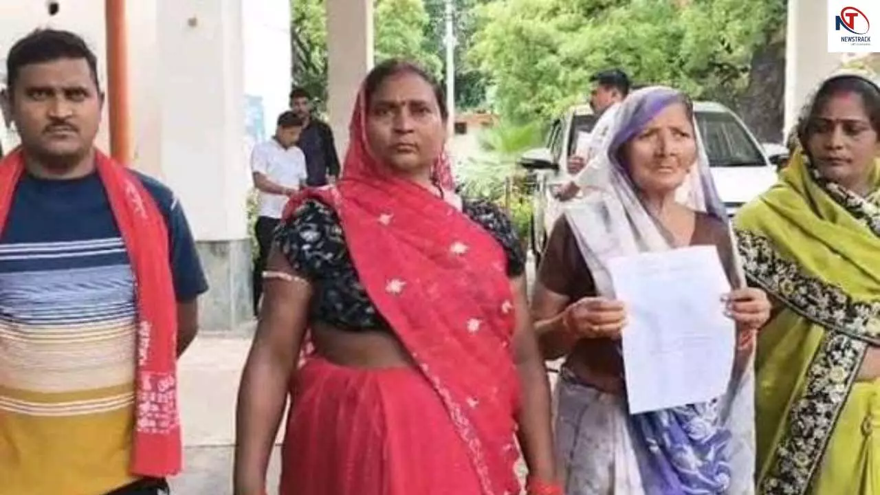 Mainpuri News: महिलाओं ने गांव के तीन लोगों पर उत्पीड़न का लगाया आरोप, डीएम से कार्रवाई की मांग