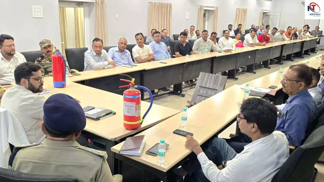 Jhansi News: डीएम ने अस्पतालों में फायर सेफ्टी नियमों के सख्त पालन के दिए निर्देश