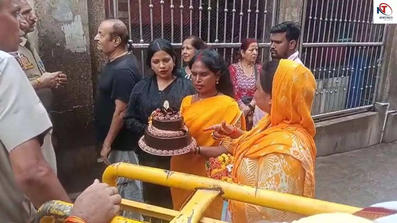 Mathura News: बांके बिहारी मंदिर में केक ले जाने से रोकी गईं मीरा राठौर, नियमों पर उठे सवाल