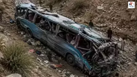 पाकिस्तान में दर्दनाक हादसा! यात्रियों से खचाखच भरी बस खाई में गिरने से 40 लोगों की मौत, 8 घायल पाकिस्तान में दर्दनाक हादसा! यात्रियों से खचाखच भरी बस खाई में गिरने से 40 लोगों की मौत, 8 घायल