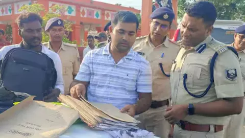 DIG ने एक झटके में 10 दारोगा किए सस्पेंड! वजह जान कर रह जाएंगे दंग, थाने में कर रहे थे ऐसी हरकत DIG ने एक झटके में 10 दारोगा किए सस्पेंड! वजह जान कर रह जाएंगे दंग, थाने में कर रहे थे ऐसी हरकत