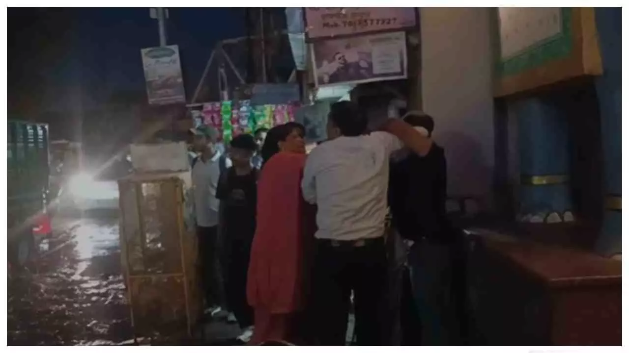Mathura News: नशे में युवक ने दरोगा की कार पर फेंका पत्थर, शीशा टूटा, पुलिस ने आरोपी को दबोचा Mathura News: नशे में युवक ने दरोगा की कार पर फेंका पत्थर, शीशा टूटा, पुलिस ने आरोपी को दबोचा